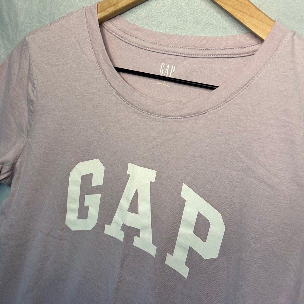 GAP Logo T-Shirt Women Size M Lavender Purple Short Sleeve Cotton Crewneck Tee